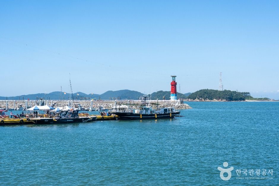 삼길포항 방파제 끝의 빨간 등대